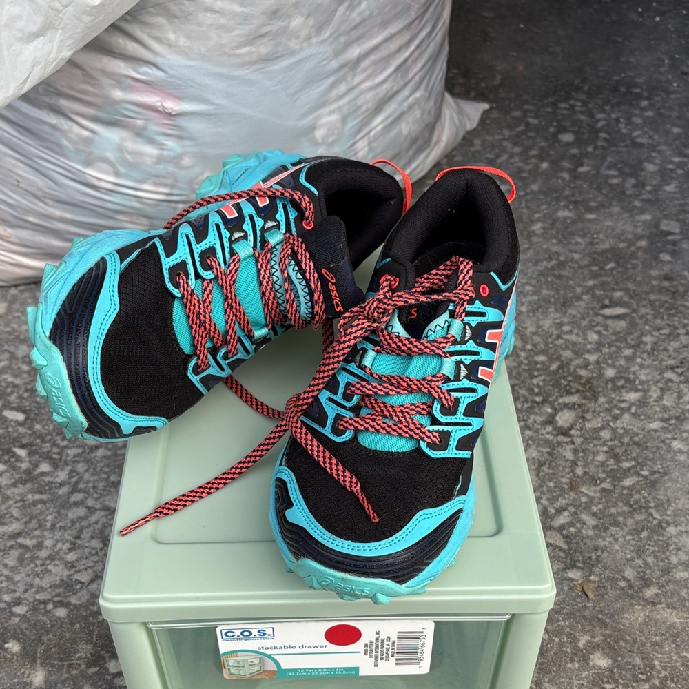 Size 71/2 Aasics tennis shoes